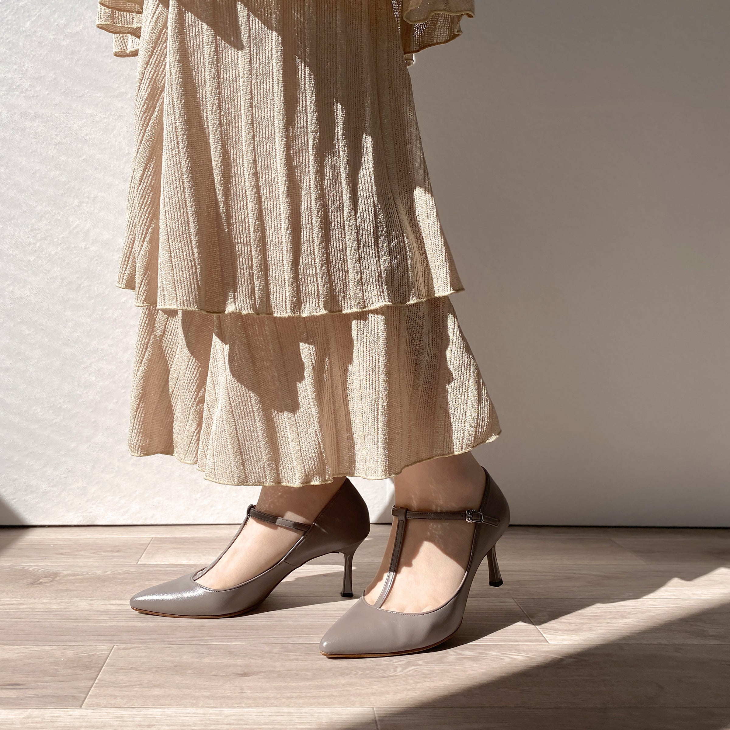 30%OFF：Tストラップ パンプス 7cmヒール（m72003）グレージュ