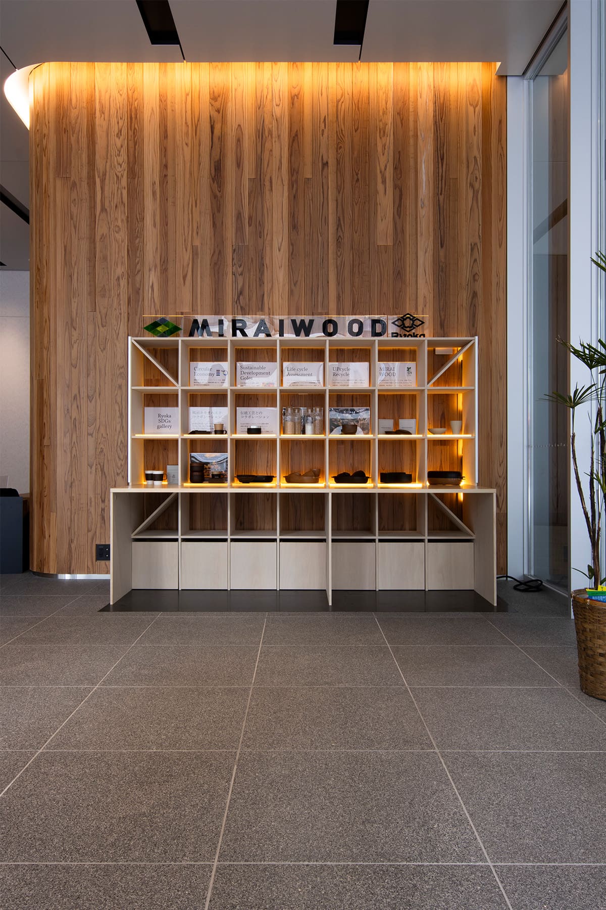 本社エントランス展示ギャラリーのディスプレイ棚に – Shelf