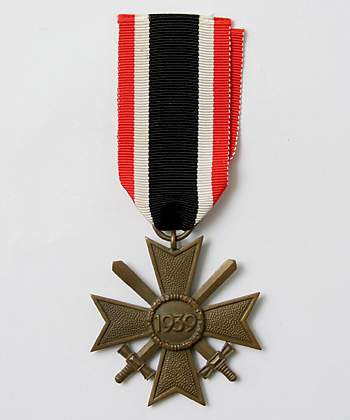 WWII ドイツ軍、剣付き第二級戦功鉄十字章（リボン付き）/実物・未使用