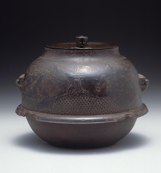 梅竹図真形釜 - MIHO MUSEUM