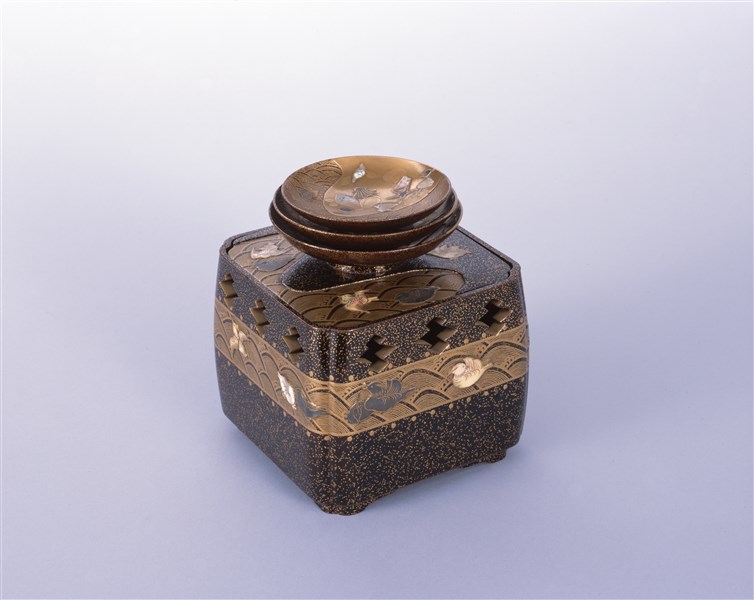 波亀貝尽蒔絵螺鈿盃・波鴛鴦蒔絵螺鈿盃台（澡豆箱型） - MIHO MUSEUM