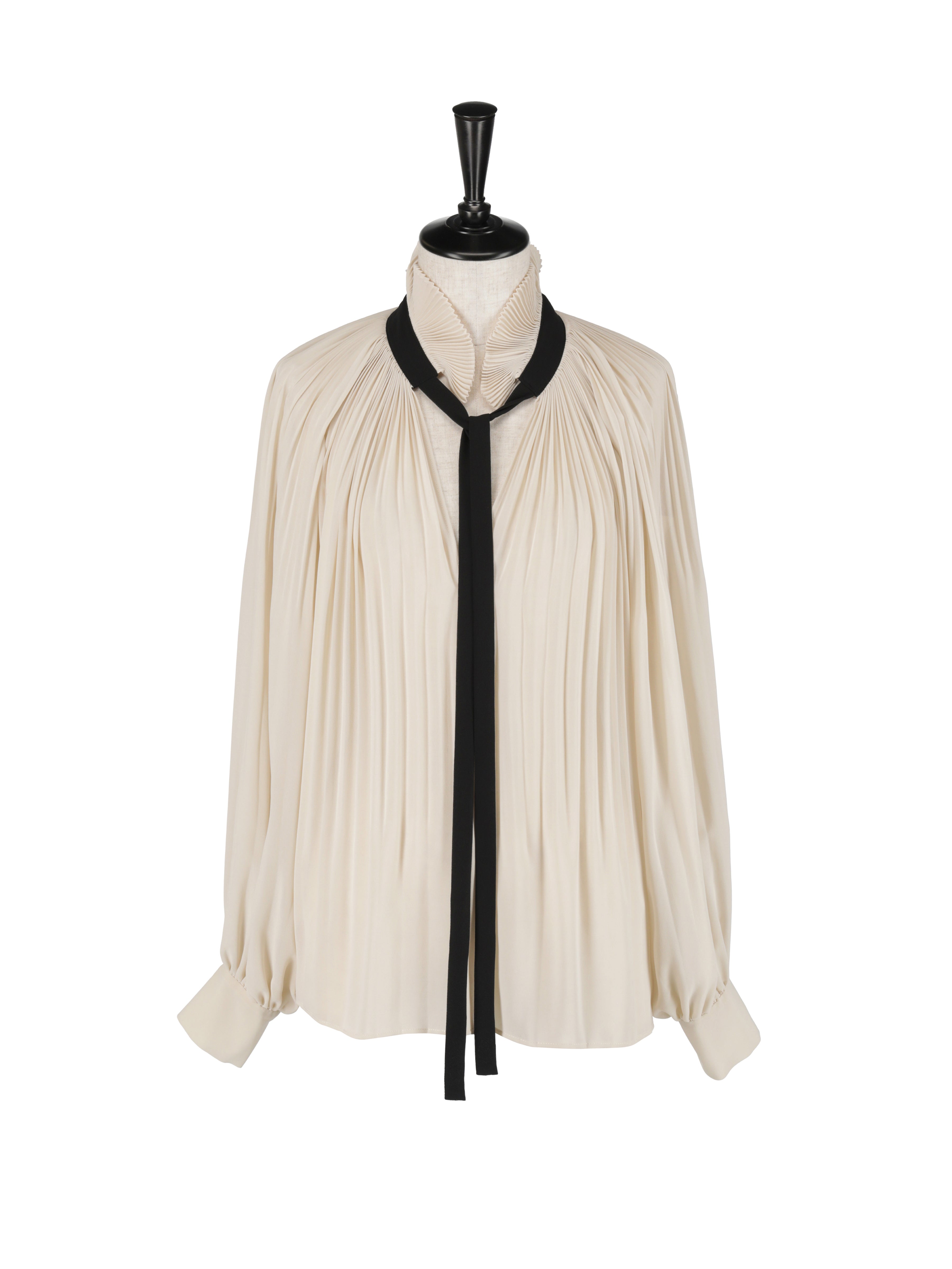 プリーツブラウス（ブラックリボン）