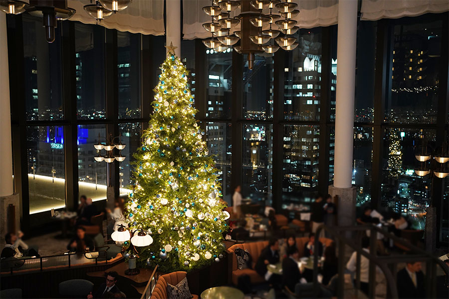 クリスマスまで1カ月…梅田に「ティファニー」仕様のツリー登場