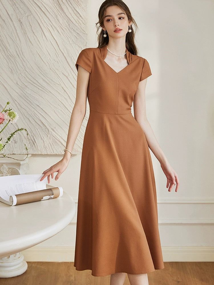 Luo Yi's light, mature and gentle style caramel color dress 2024