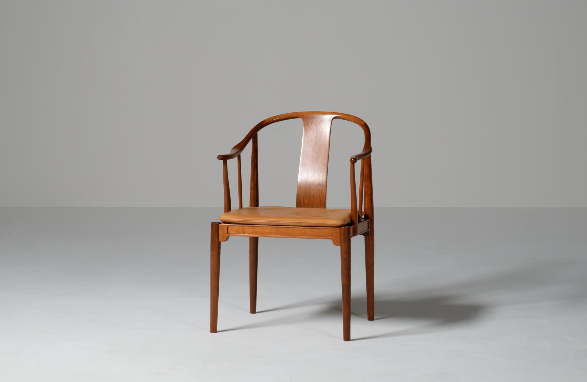 Hans J. Wegner China chair in Walnut for Fritz Hansen 1960's｜Luca