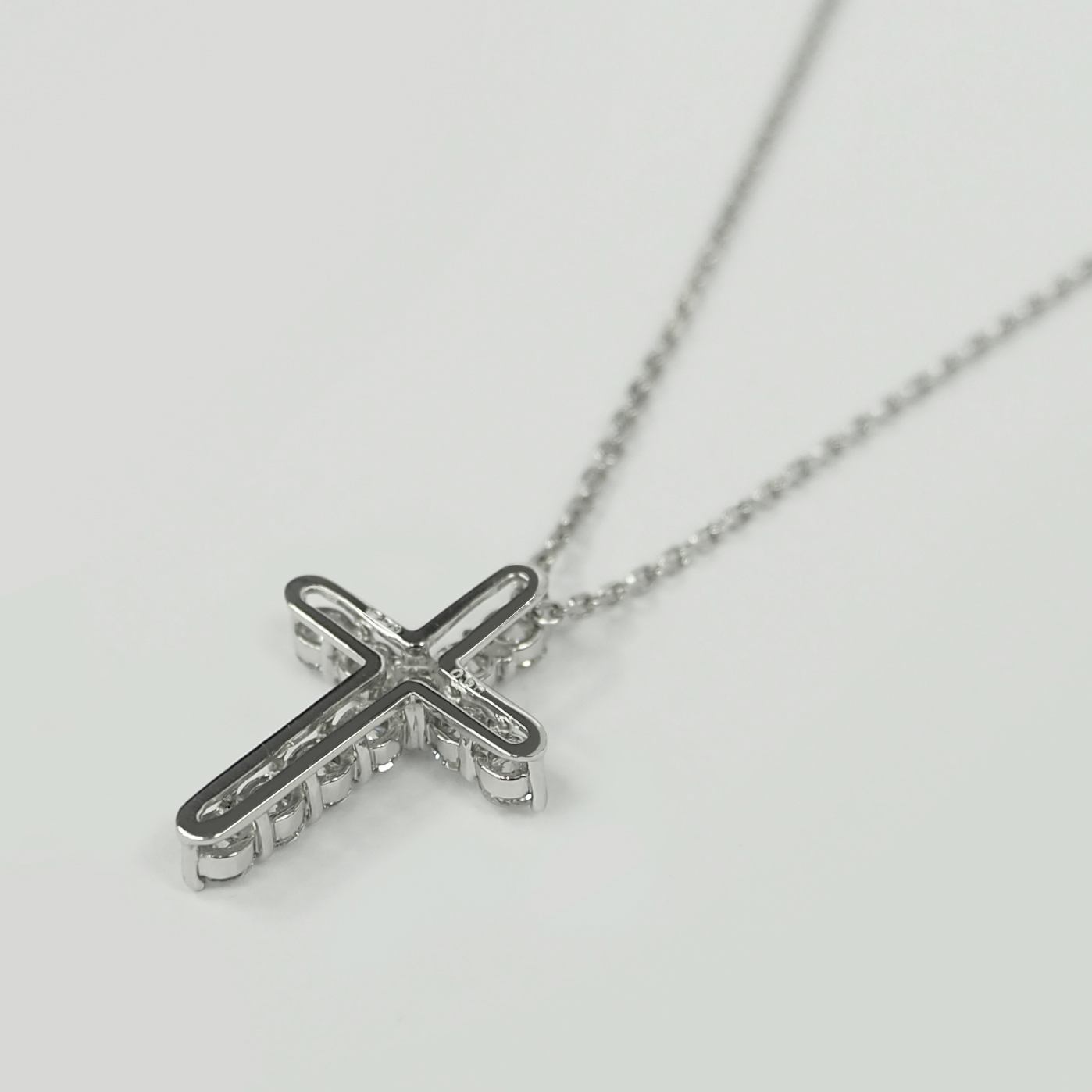 プラチナ ダイヤモンドクロスネックレス 0.50ct｜無色透明の輝きと