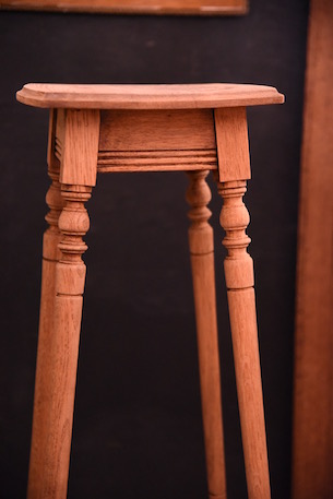 上品な印象の木製のフラワースタンド