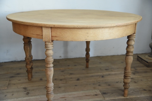 風合いある木製ラウンドダイニングテーブル