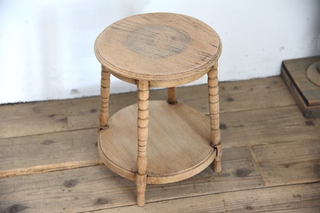 風合いあるラウンドサイドテーブル