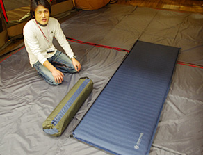 早春キャンプの快適シュラフ＆マット活用術｜ スノーピークのファミ