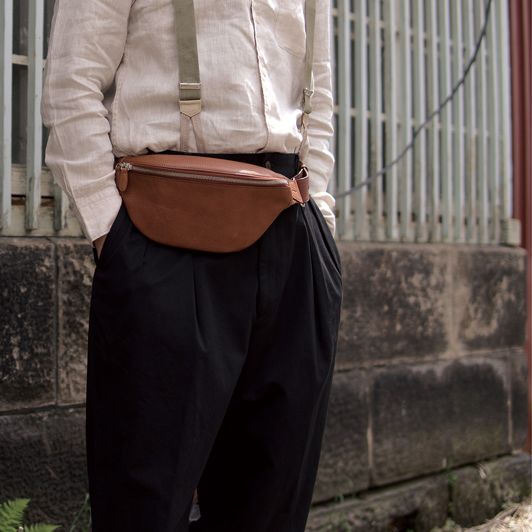 スタンダードなバッグを連れて。｜初夏のお出かけメンズ編