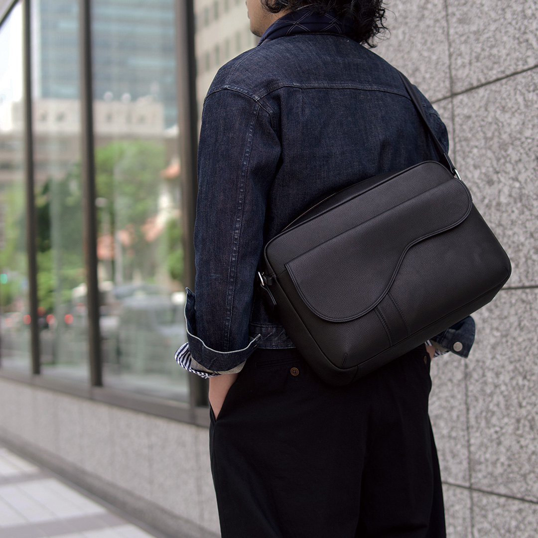 スタンダードなバッグを連れて。｜初夏のお出かけメンズ編