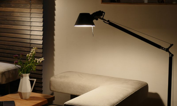 トロメオ リーディングフロアランプ / ブラックArtemide（アルテミデ