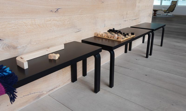 ベンチ168B ソリッドトップ / ブラックラッカーArtek（アルテック