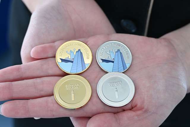 セリオンにメダル販売機が登場 旅の思い出にいかが｜秋田魁新報電子版