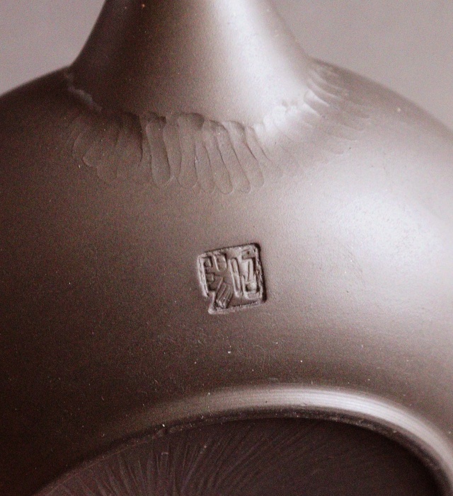 常滑焼 伊藤昭陽作茶窯変あやめ彫急須 煎茶道具 紫砂急須 あやめ紋様