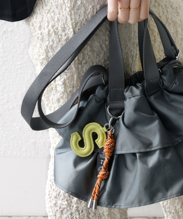 WEB限定】チャーム 付き フリル 巾着 ショルダー｜ SHIPS 公式サイト