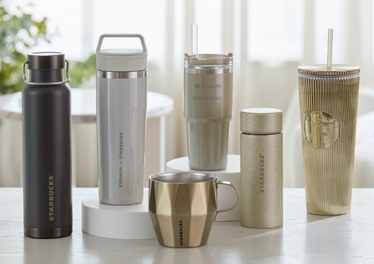 スタバ】クリスマスグッズ発売、ホリデー気分が高まるマグカップや