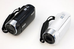 ソニー、バッテリー込み215gの超軽量“ハンディカム”「HDR-CX470