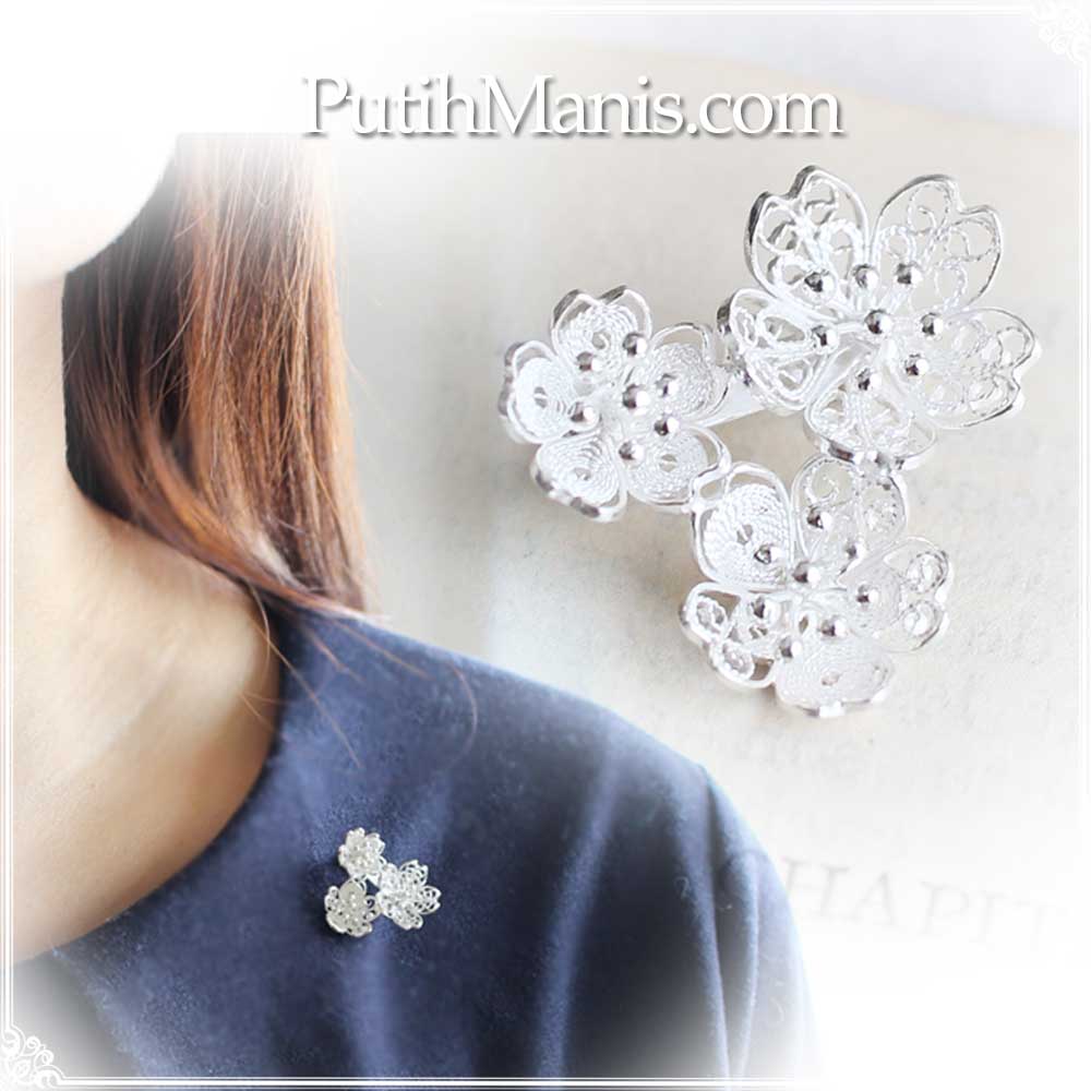 控えめなワンポイント。桜3輪のブローチ｜銀線細工のブローチ