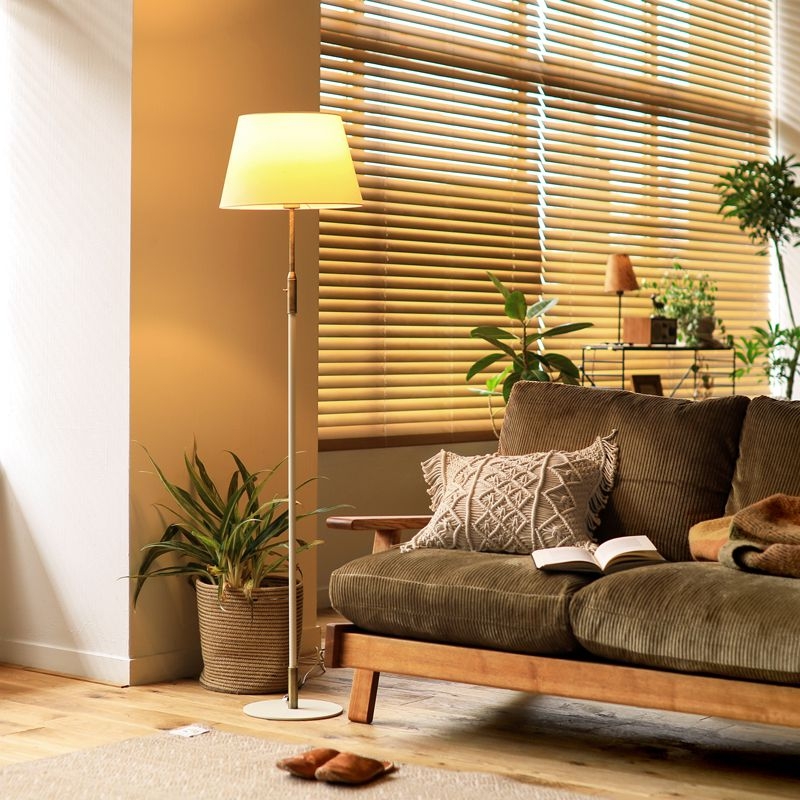 わたしの愛用品-シャープでクラシカルな佇まいのフロアライト Delicia