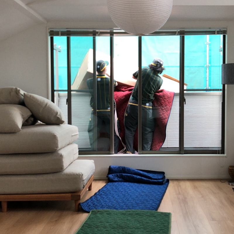 AGRAソファーを2階リビングへ階段を通らない場合の搬入方法をご紹介し