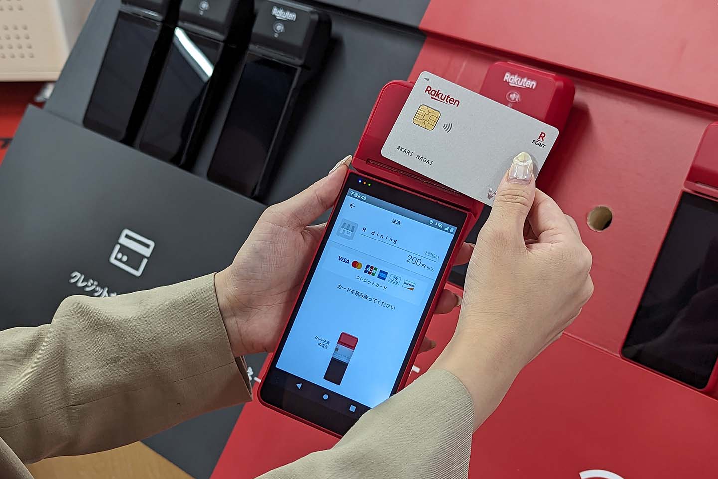 ついに登場した「楽天ペイ」オールインワン端末を分析する【鈴木淳也の