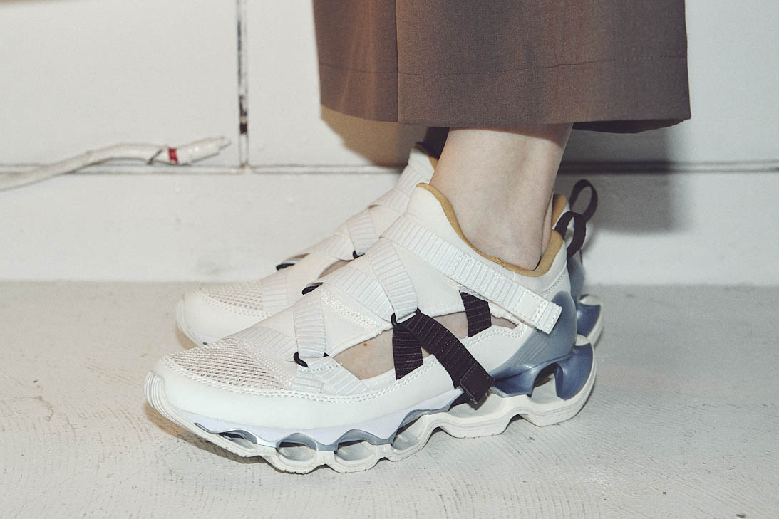 ミズノ、「WAVE PROPHECY STRAP」別注シューズ emmi・Spick&Span