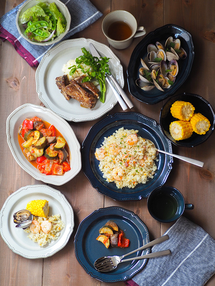 メインの料理を華やかに見せてくれるアンティーク風プレート。