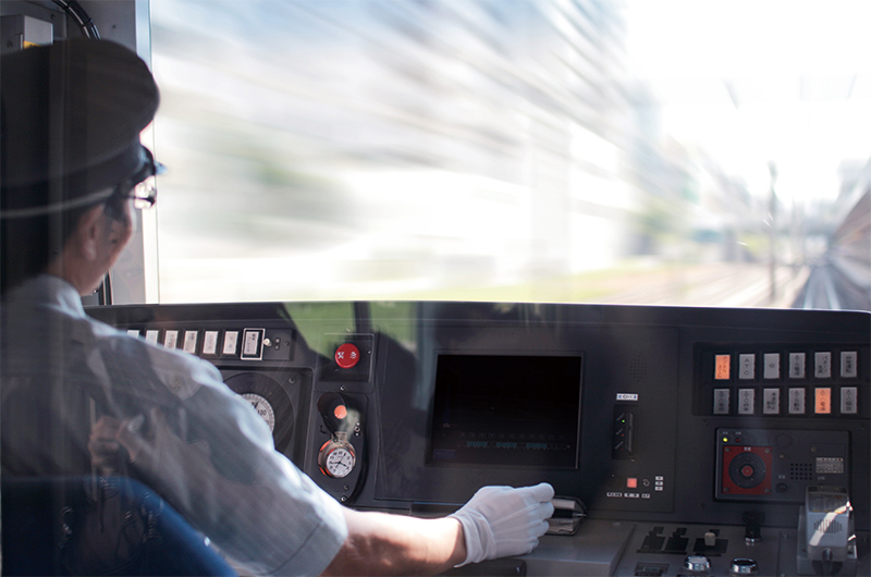 世界一正確な日本の鉄道網を支える運転士必携の懐中時計とは？ | 特集