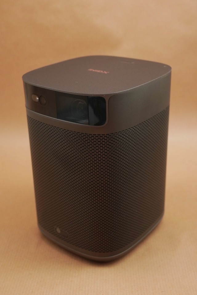 コンパクトでこの明るさよ。ポータブルプロジェクターXGIMI「MoGo 2