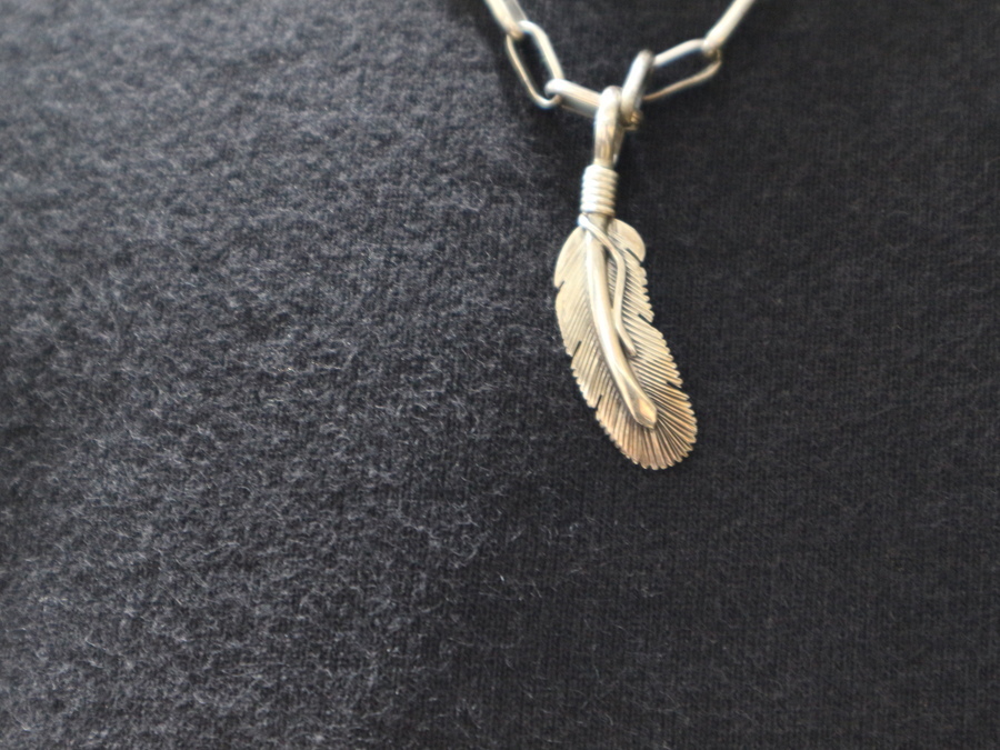 Harvey Mace／ハーヴィーメイス】よりフェザーネックレスが入荷致し