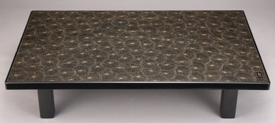 座卓・菊彫り詰め沈金は、座卓一面に技を駆使した満開の菊の花