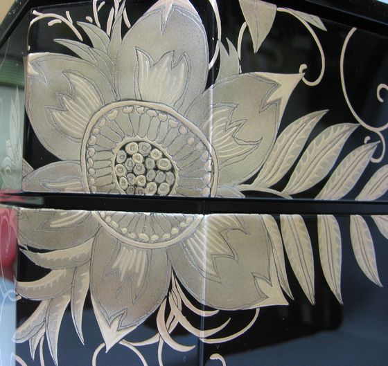 八角三段重・銀花紋蒔絵 1,078,000円（税込） | 輪島塗の塗師屋 輪島