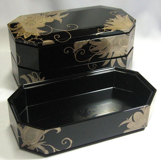 八角三段重・銀花紋蒔絵 1,078,000円（税込） | 輪島塗の塗師屋 輪島