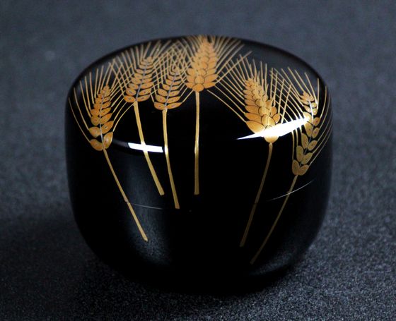 棗（なつめ）・麦穂蒔絵は、漆黒に金色に実った麦穂がはえる豊穣を映