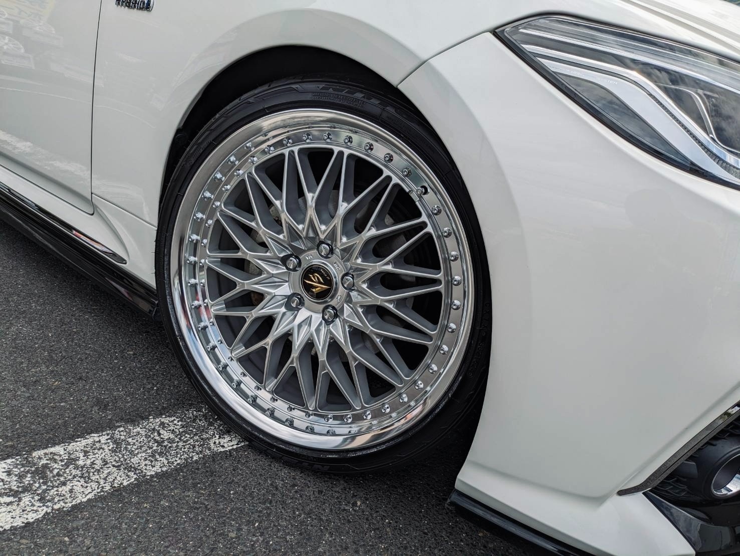 220系クラウンに20インチ WORK製3ピース王道メッシュ VS XV装着