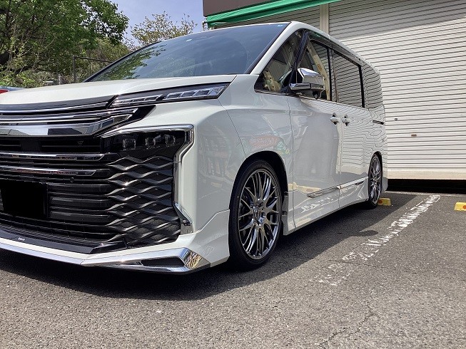 90VOXY HOMURA19インチ+車高調取付 | 店舗おススメ情報 | タイヤ館