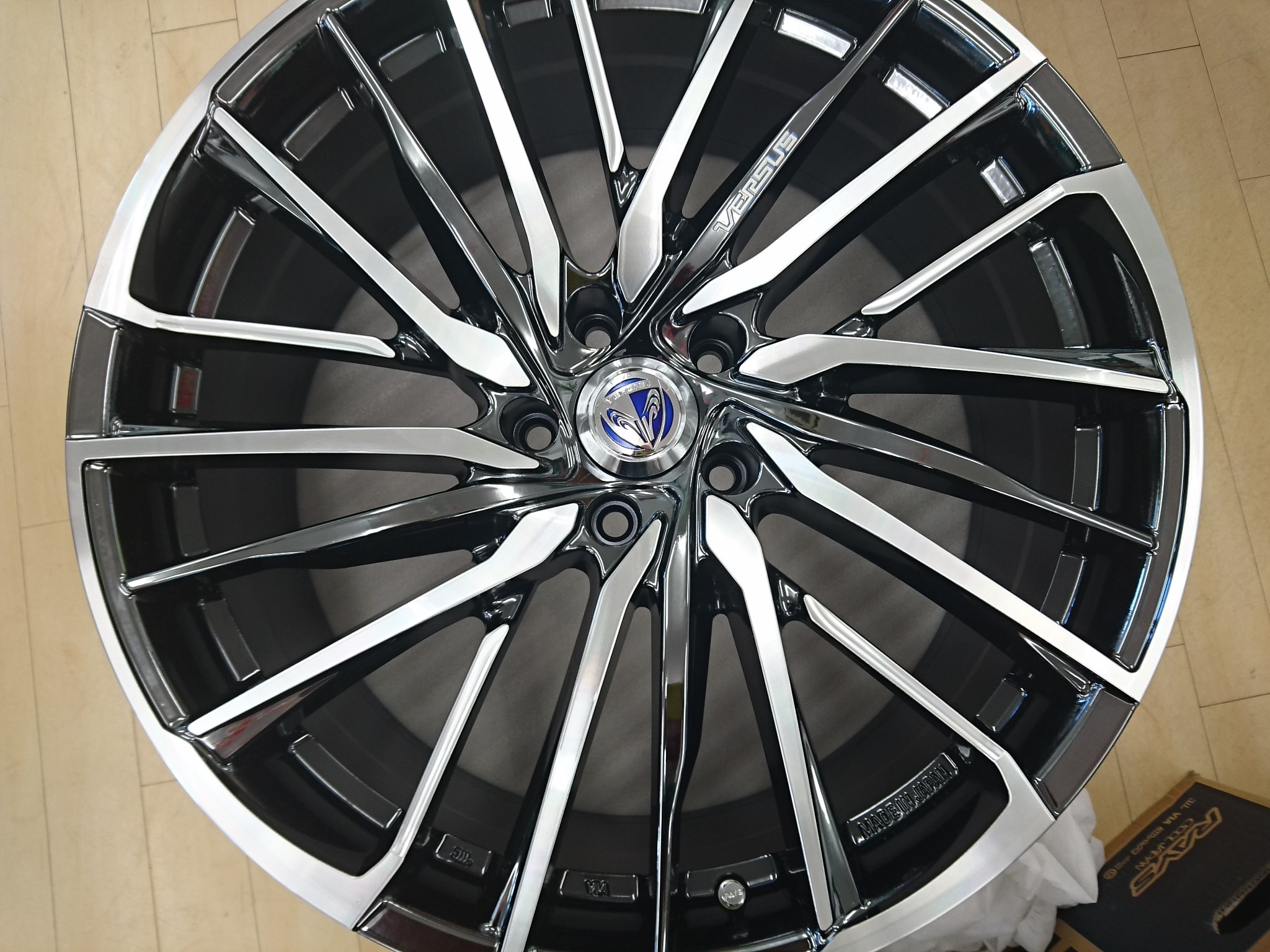 RAYSより新作『ベルサス ストラテジーア アベントゥーラ』登場