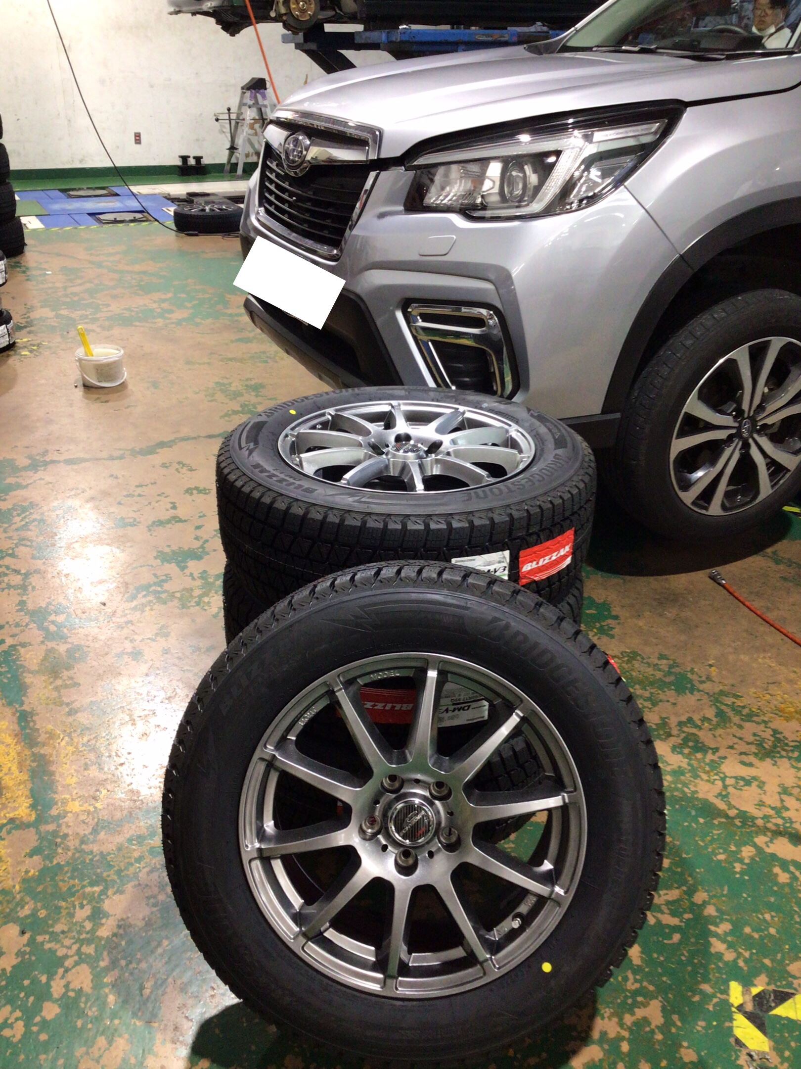 スバル フォレスター ブリヂストン スタッドレスタイヤ DM-V3ホイール