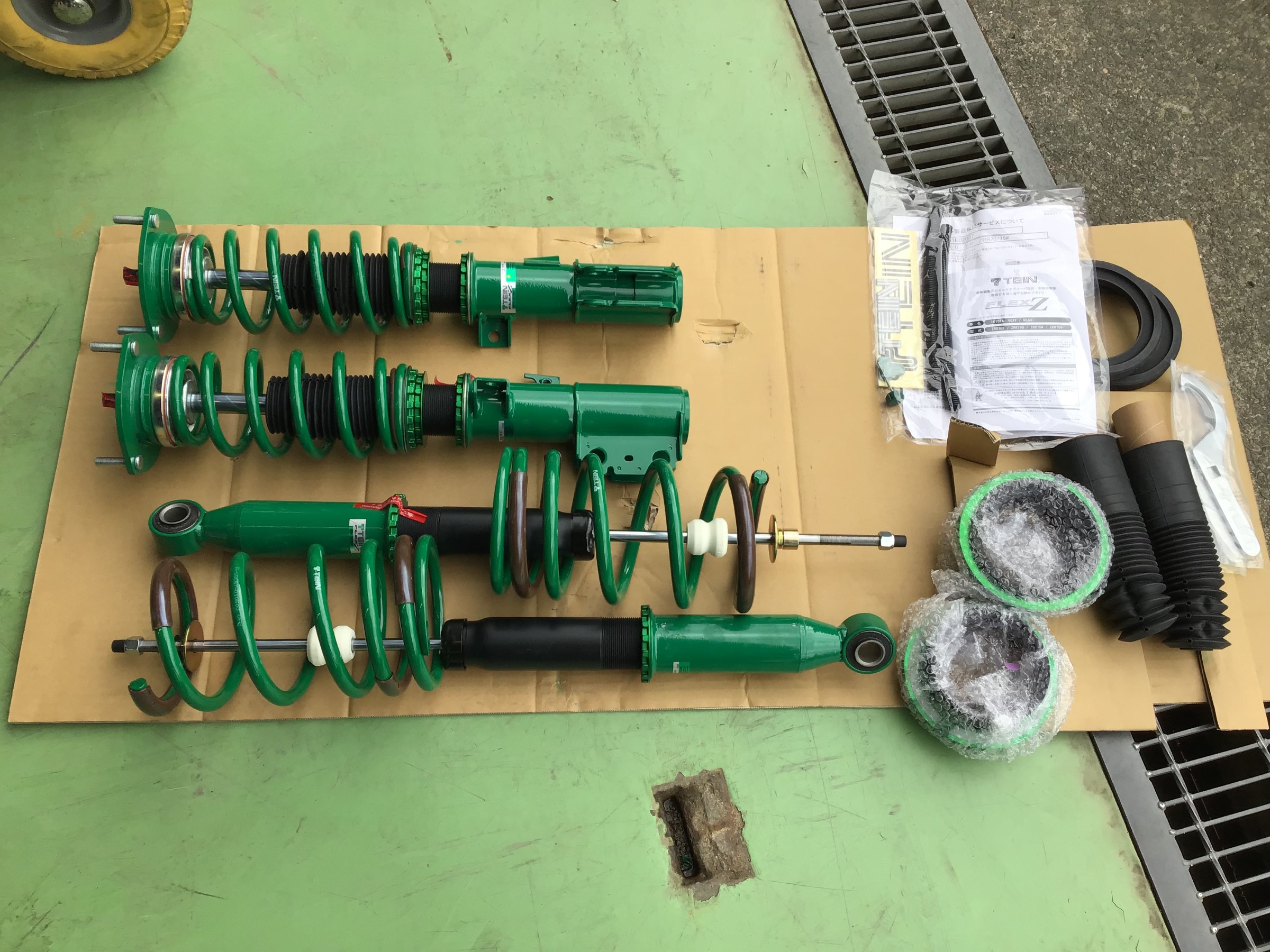 ヴォクシー 車高調取り付け | 店舗おススメ情報 | タイヤ館 成田（千葉県）