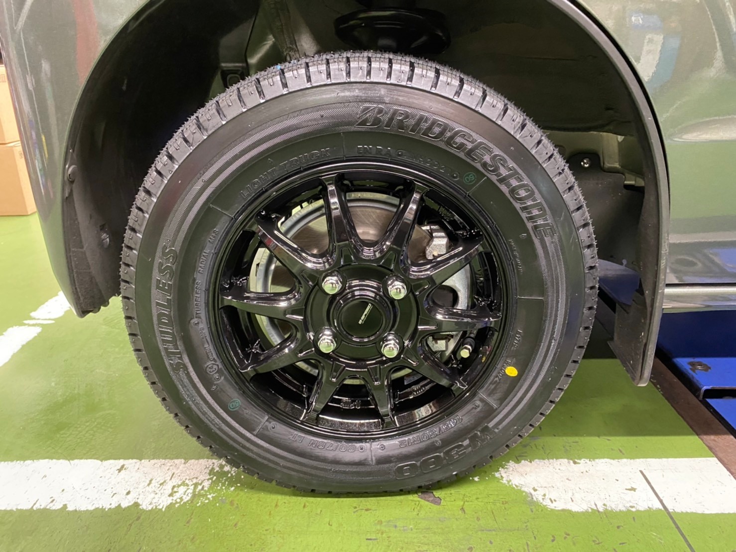 スズキ・エブリイワゴン・DA17W】スタッドレスタイヤ・ホイール交換