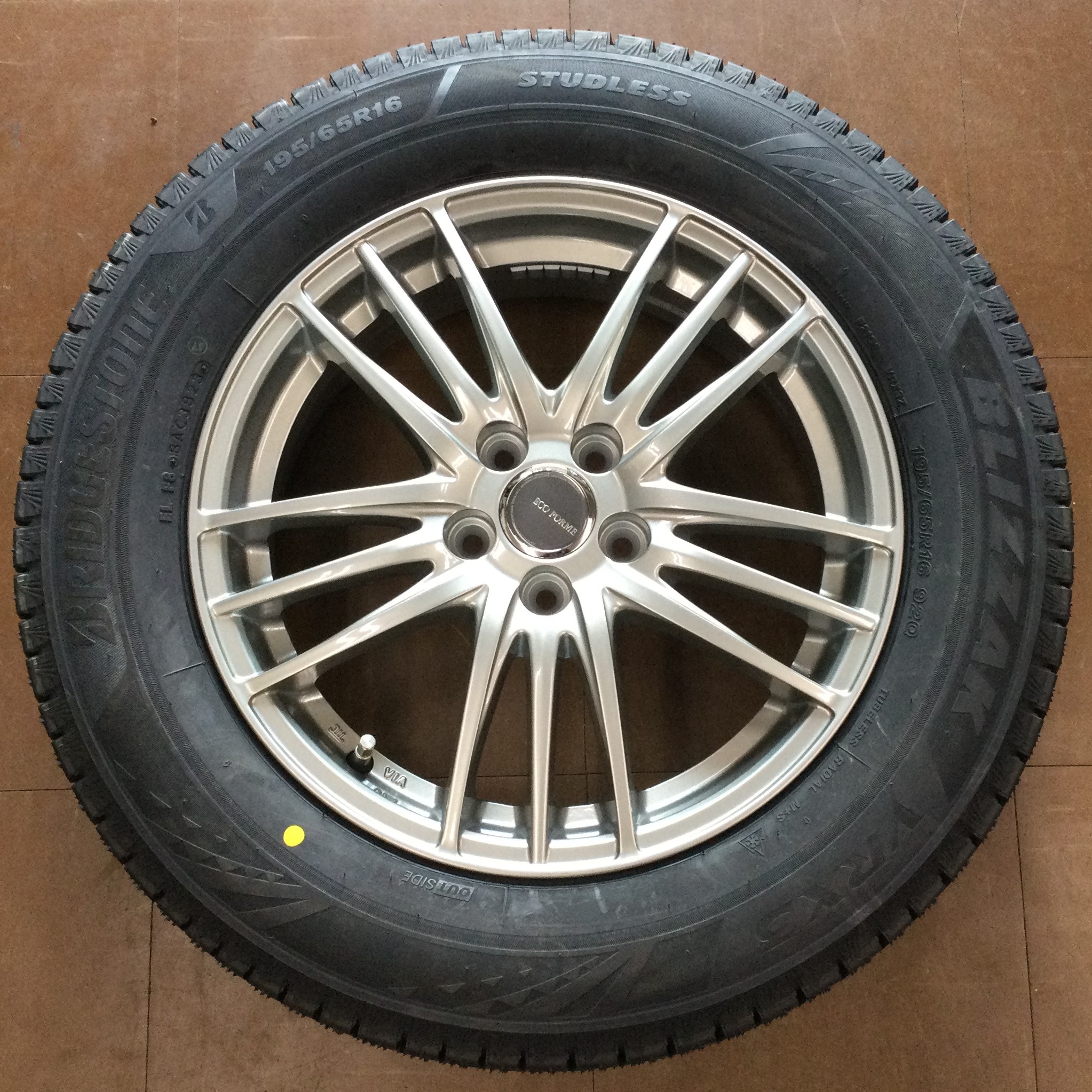 16インチ 未使用スタッドレスタイヤ ブリヂストン ブリザック VRX3 195