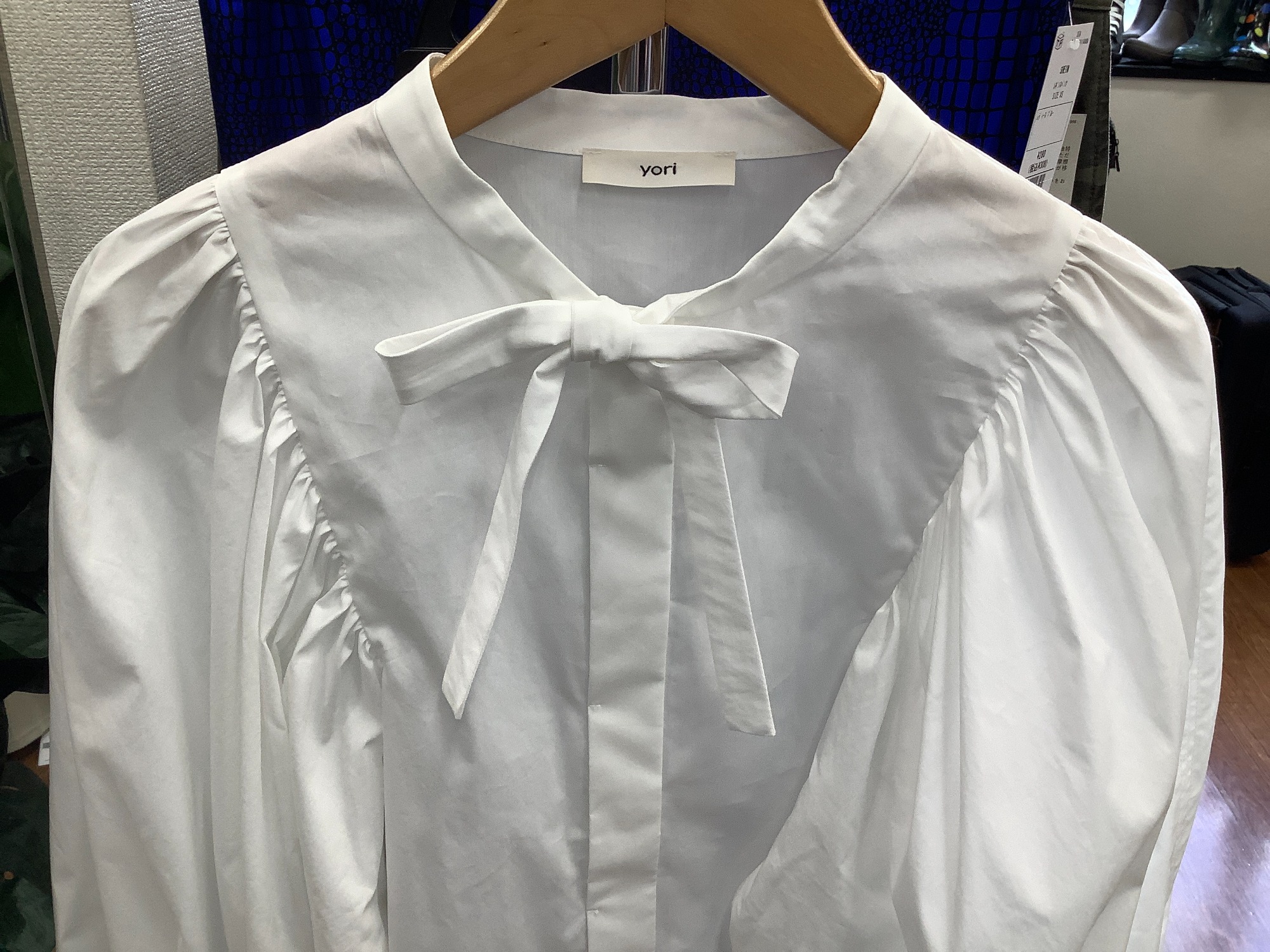 yori（ヨリ）よりリボンパフスリーブブラウスが入荷致しました