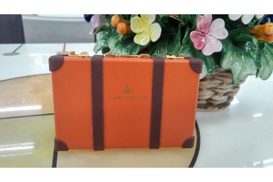 ミニサイズのかわいいトランク型♪ GLOBE TROTTER（グローブ