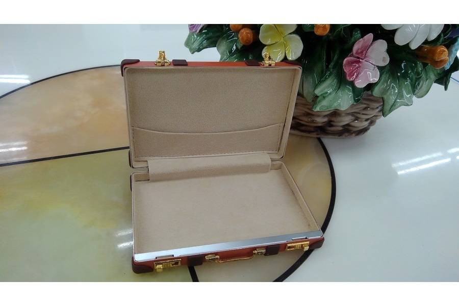 ミニサイズのかわいいトランク型♪ GLOBE TROTTER（グローブ