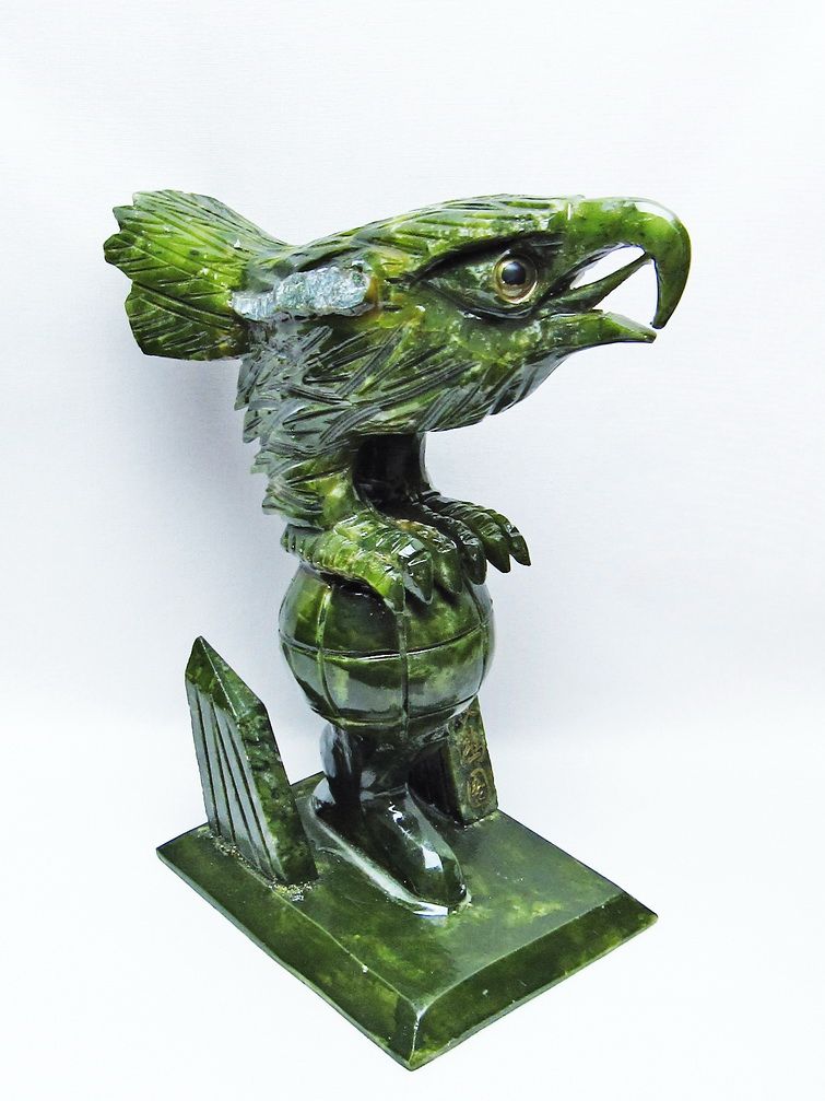 2.1Kgパワーストーン 天然石 インド翡翠鷹置物[T726-1490]