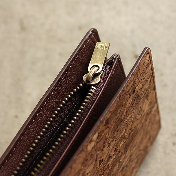 CONNIE Double Wallet」コルクレザーを活用、収納豊富な機能と軽さが