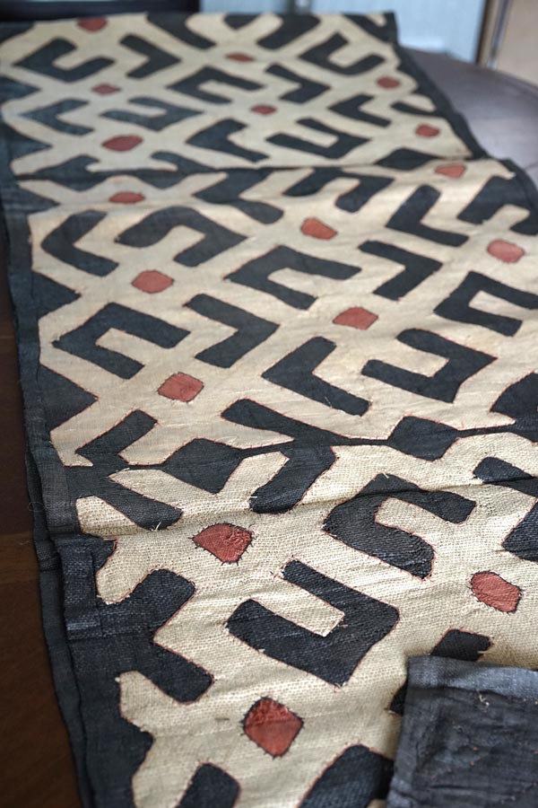 アフリカコンゴクバ族のラフィアのアップリケ敷物 395×59cm ge-756の