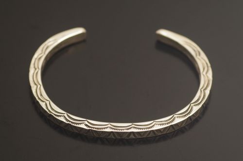 ナバホバングル ケビン・ラモーン作 《4面スタンプ/スクエアワイヤー